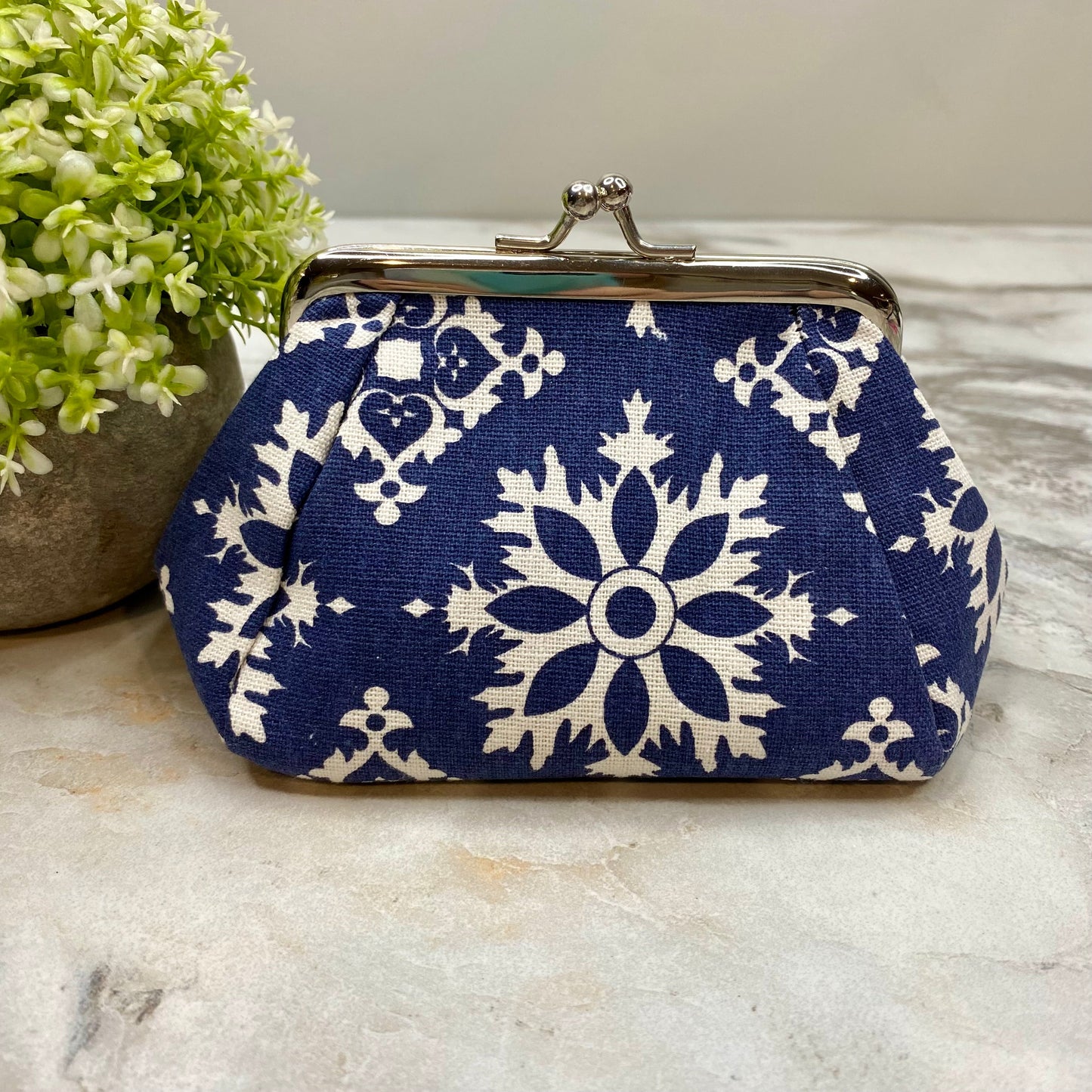 Clamshell Coin Purse Wallet - Snowflake