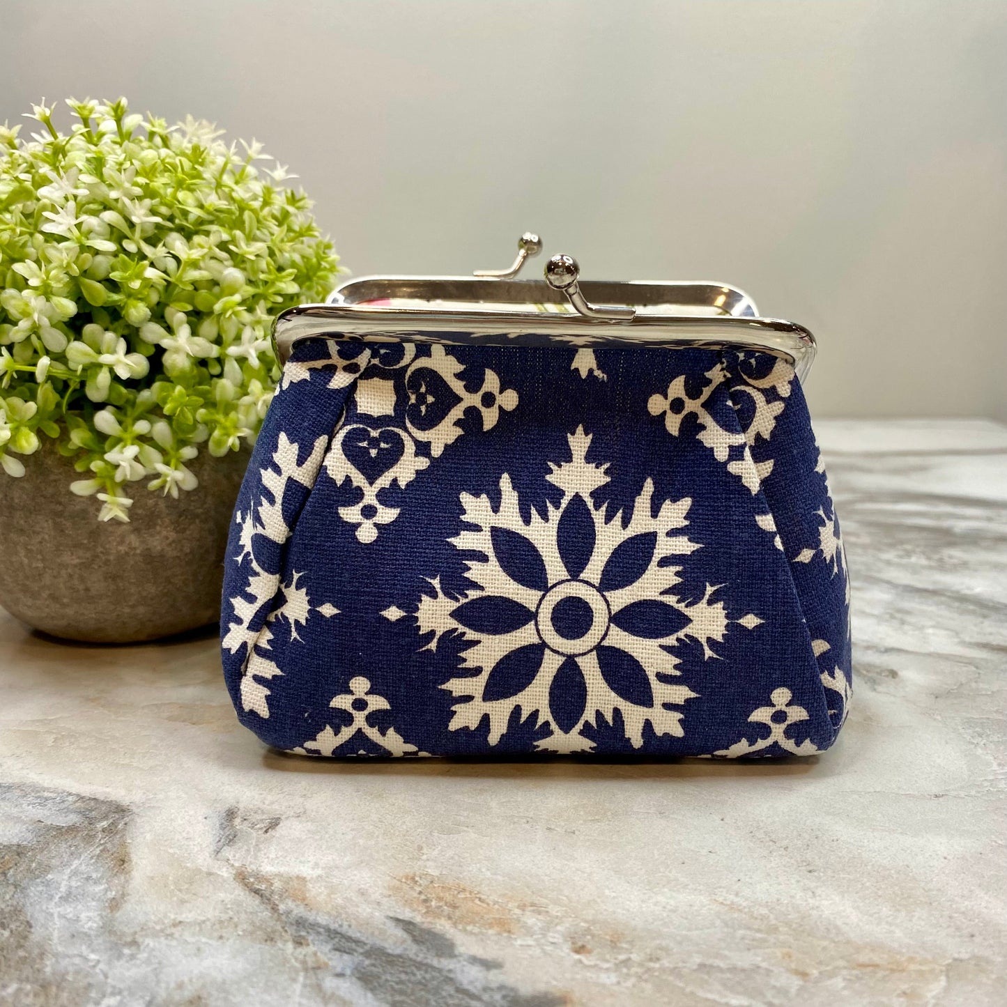 Clamshell Coin Purse Wallet - Snowflake